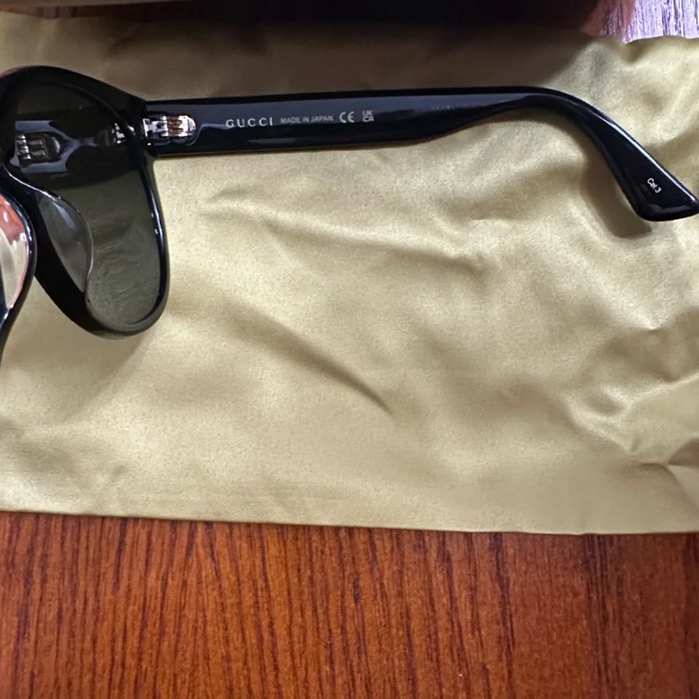 ⭐️New Gucci Black Framed Sunglasses, Grey Lenses, Velvet case, Satin pouch. - Picture 3 of 9